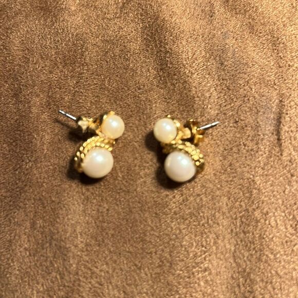 AVON VINTAGE*ELEGANCE COLLECTION DOUBLE PEARL PIERCED EARRINGS - Picture 3 of 4